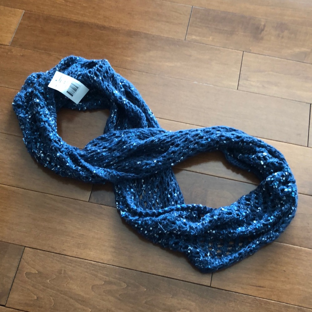 Beautiful blue scarf.💙